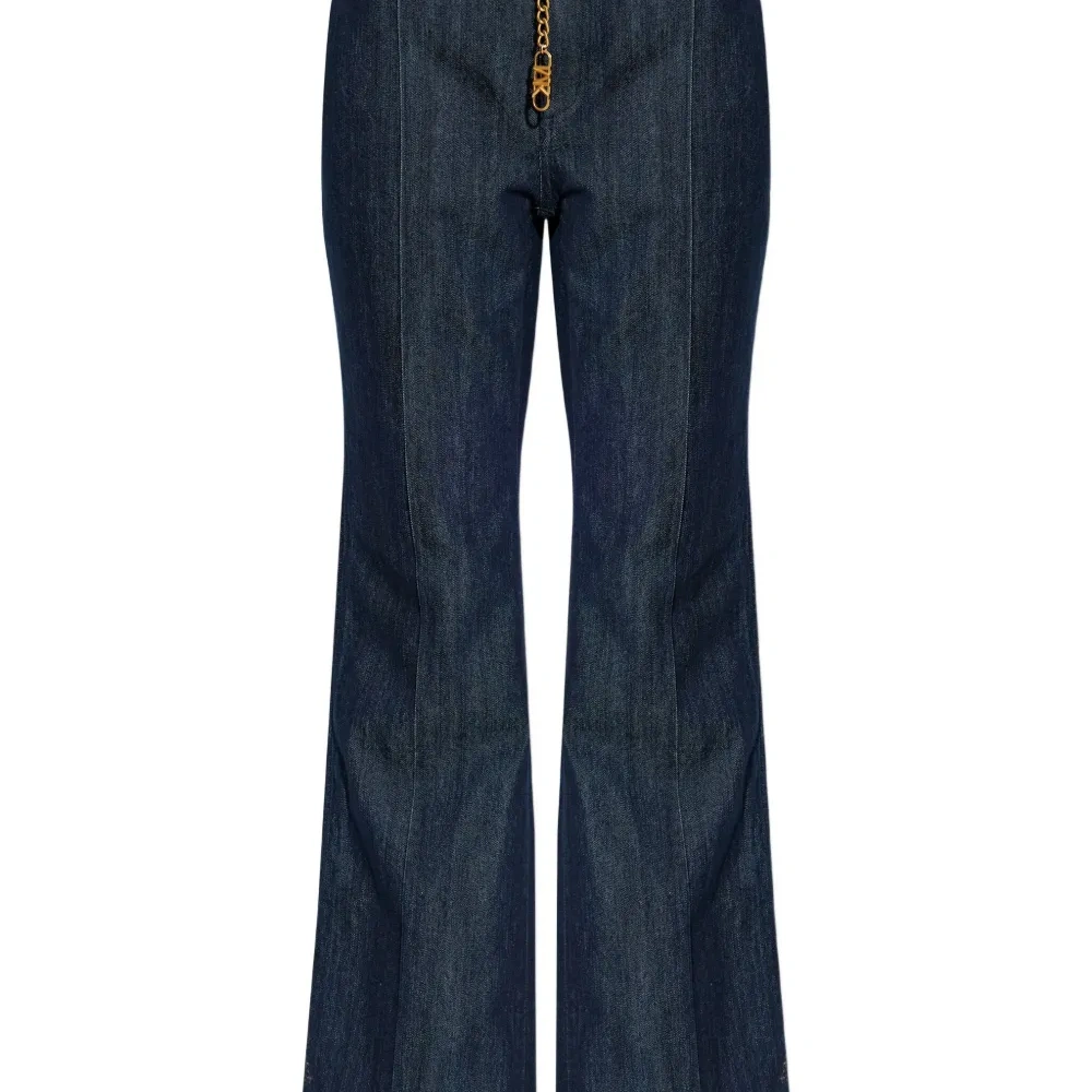 Расклешённые джинсы с цепочкой