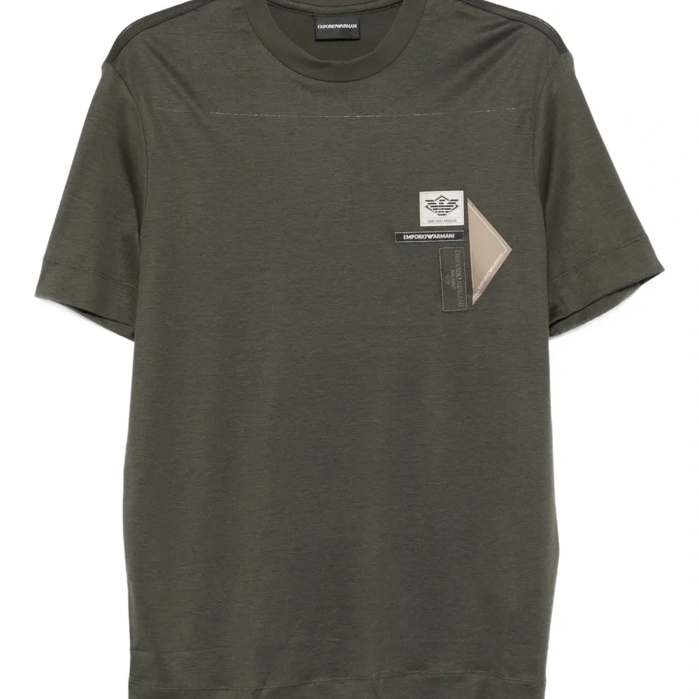 Футболка с нашивками