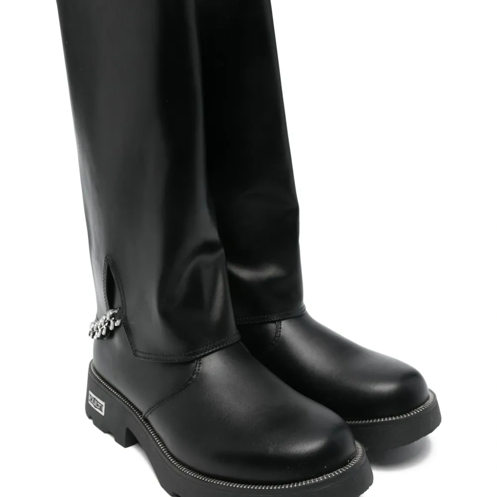 Кожаные ботинки с украшением в виде цепочки