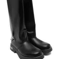 Кожаные ботинки с украшением в виде цепочки