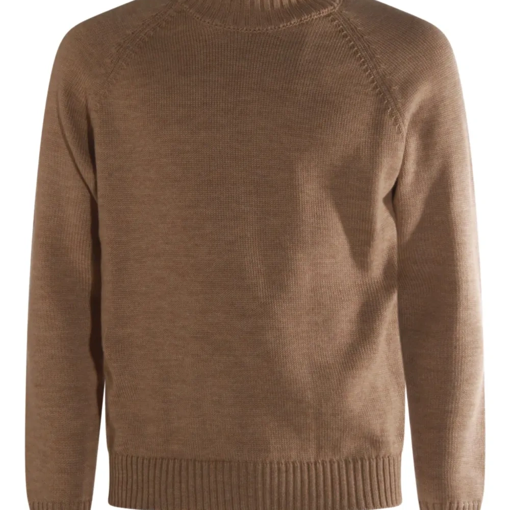 Свитер с высоким воротником и рукавами реглан