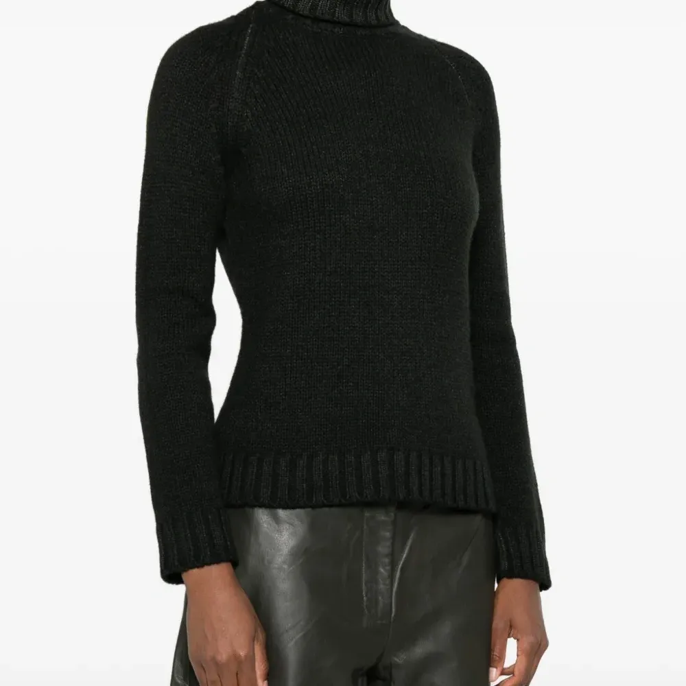 Свитер в рубчик с высоким воротником