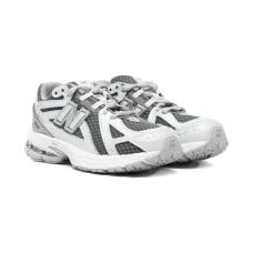 Кроссовки с сетчатыми вставками