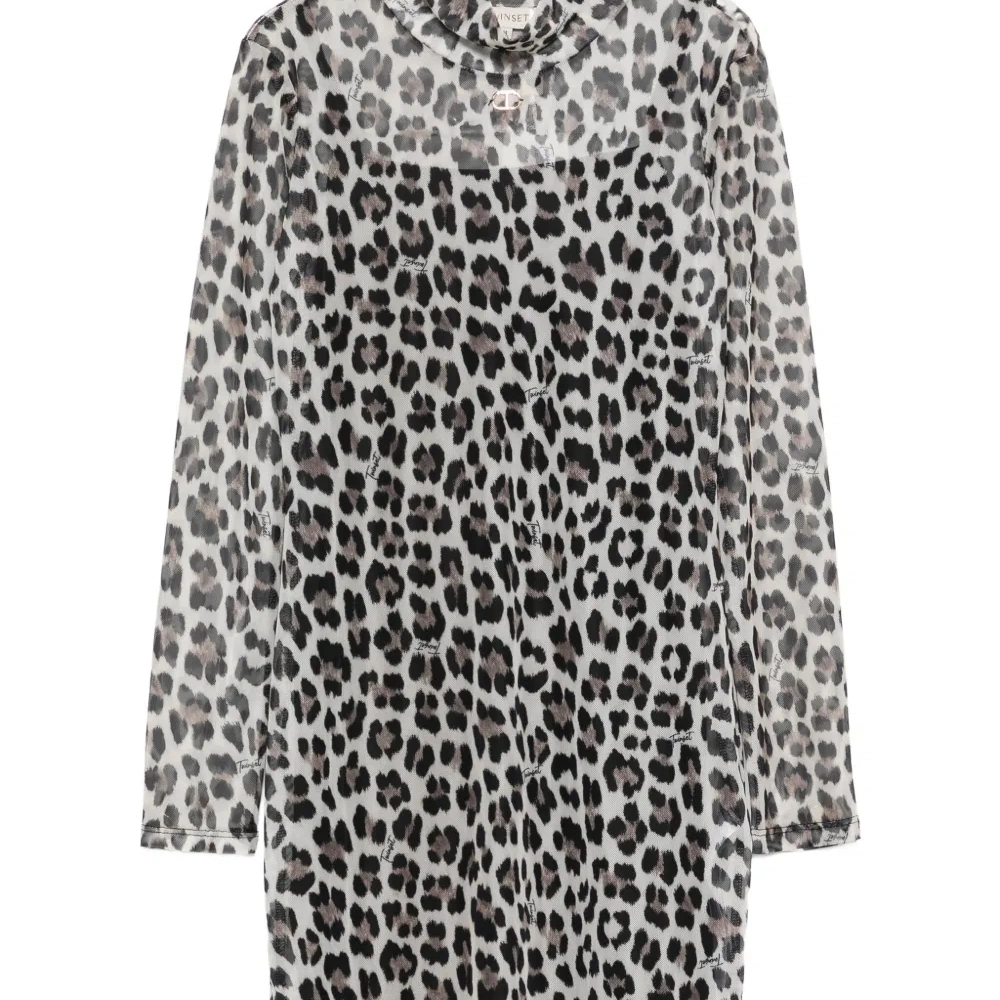 Платье с леопардовым принтом и высоким воротом