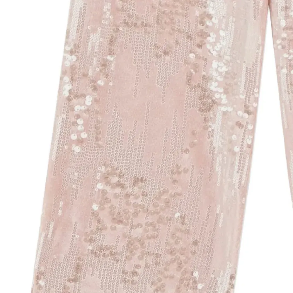 Брюки прямого кроя, украшенные пайетками