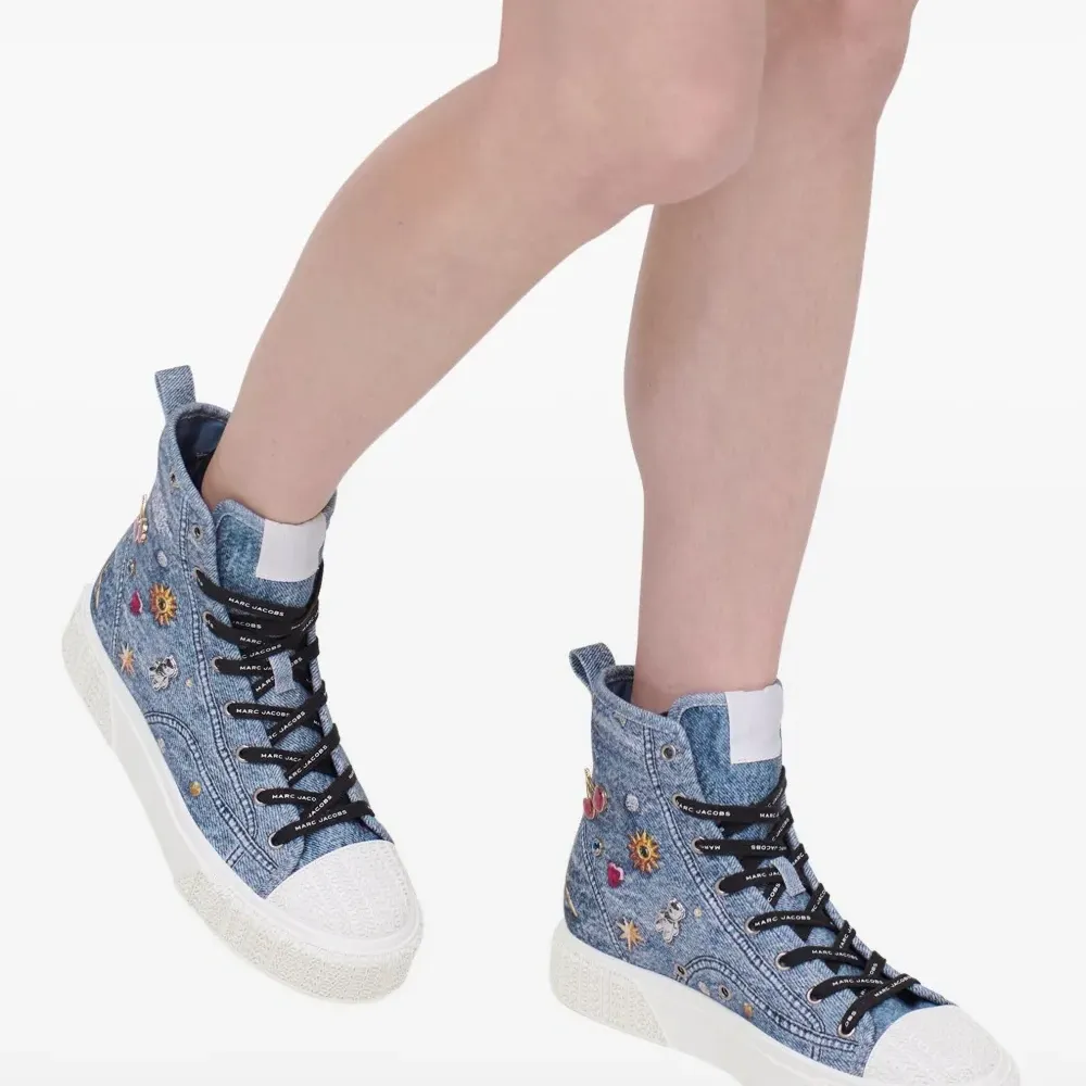 Высокие джинсовые кеды с подвесками