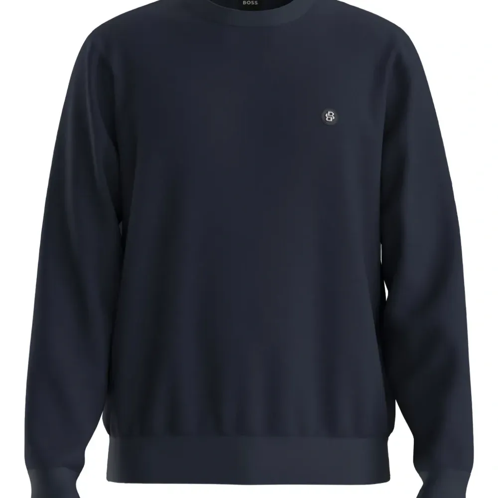 Свитер с вышитым логотипом