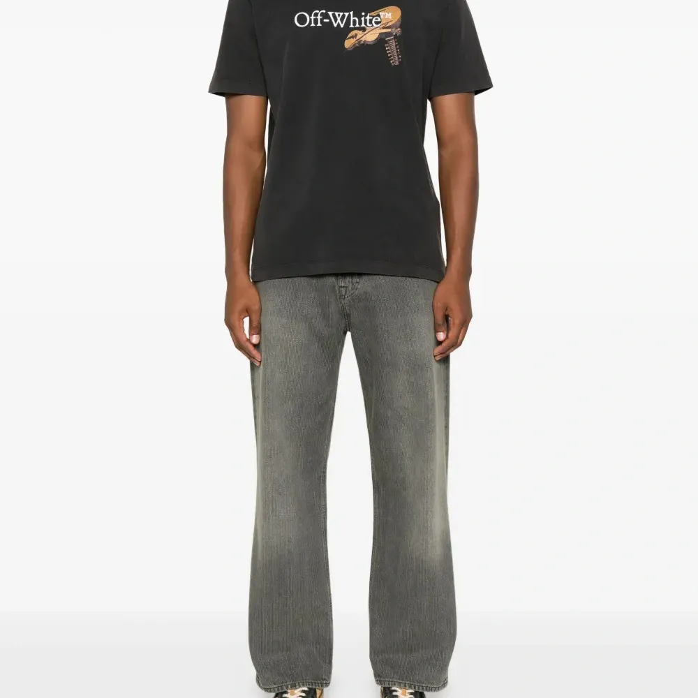 Футболка с графичным принтом и логотипом