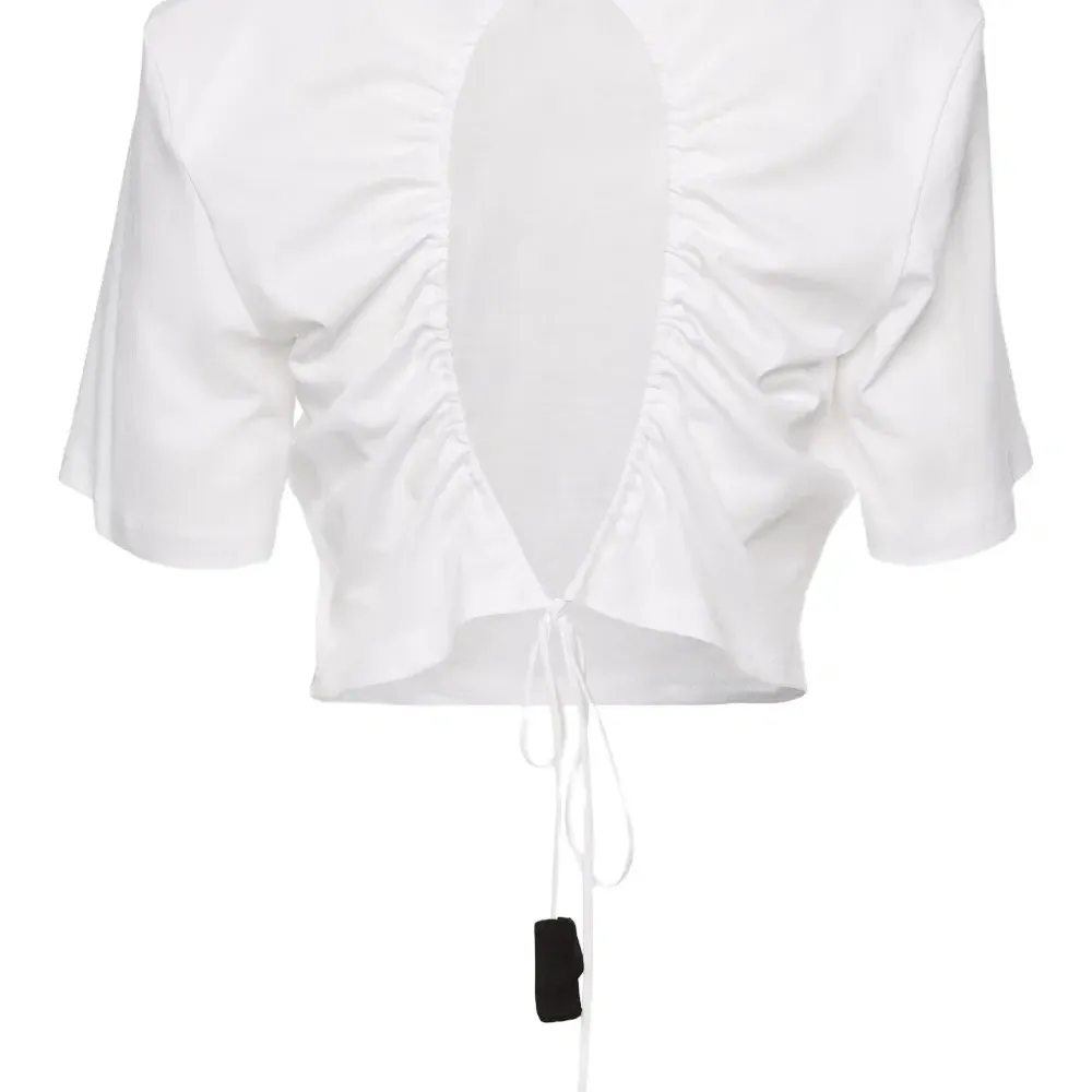 Топ с объемными плечами и открытой спиной Топ с объемными плечами и открытой спиной