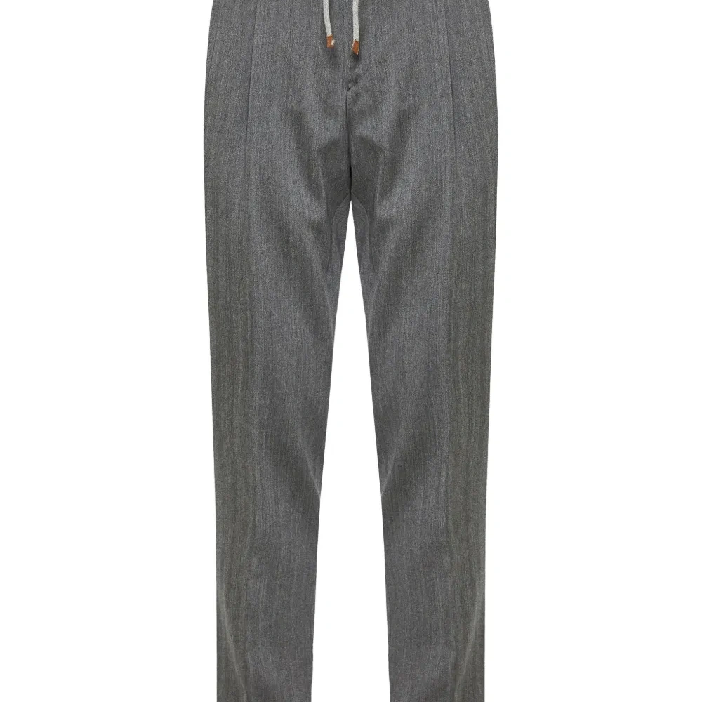 Брюки с плиссировкой и шнурком