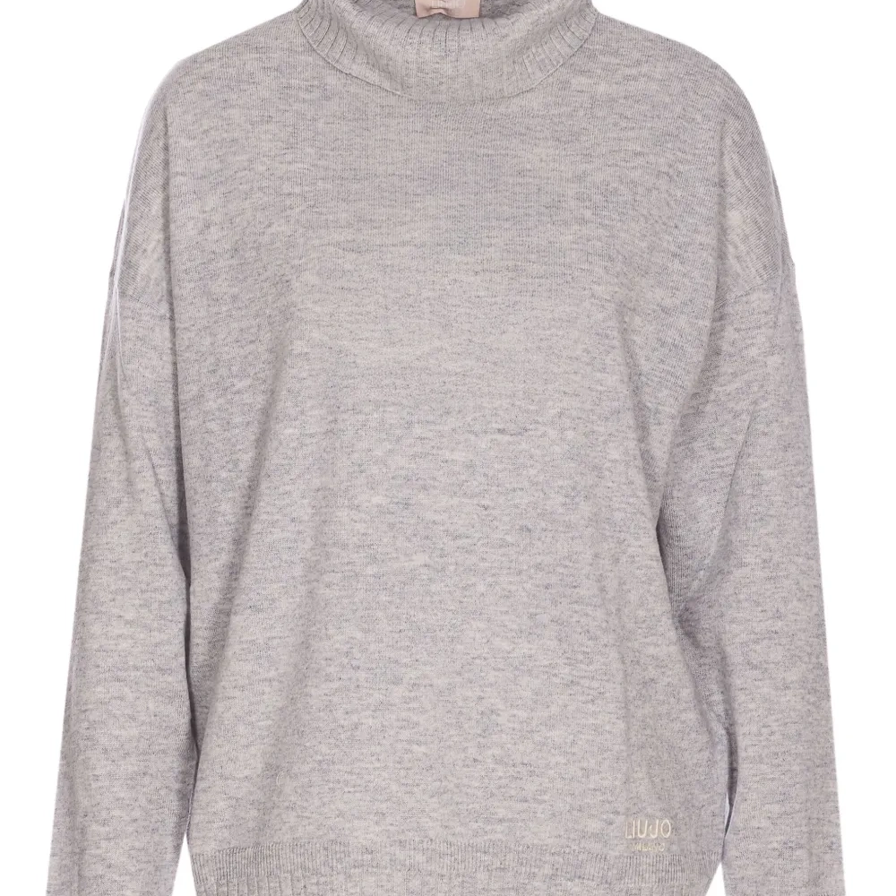 Свитер с высоким воротником и логотипом