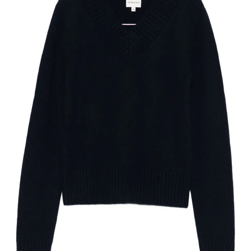 Вязаный свитер с V-образным вырезом