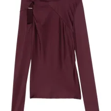 Топ с вырезом и перекрученным элементом