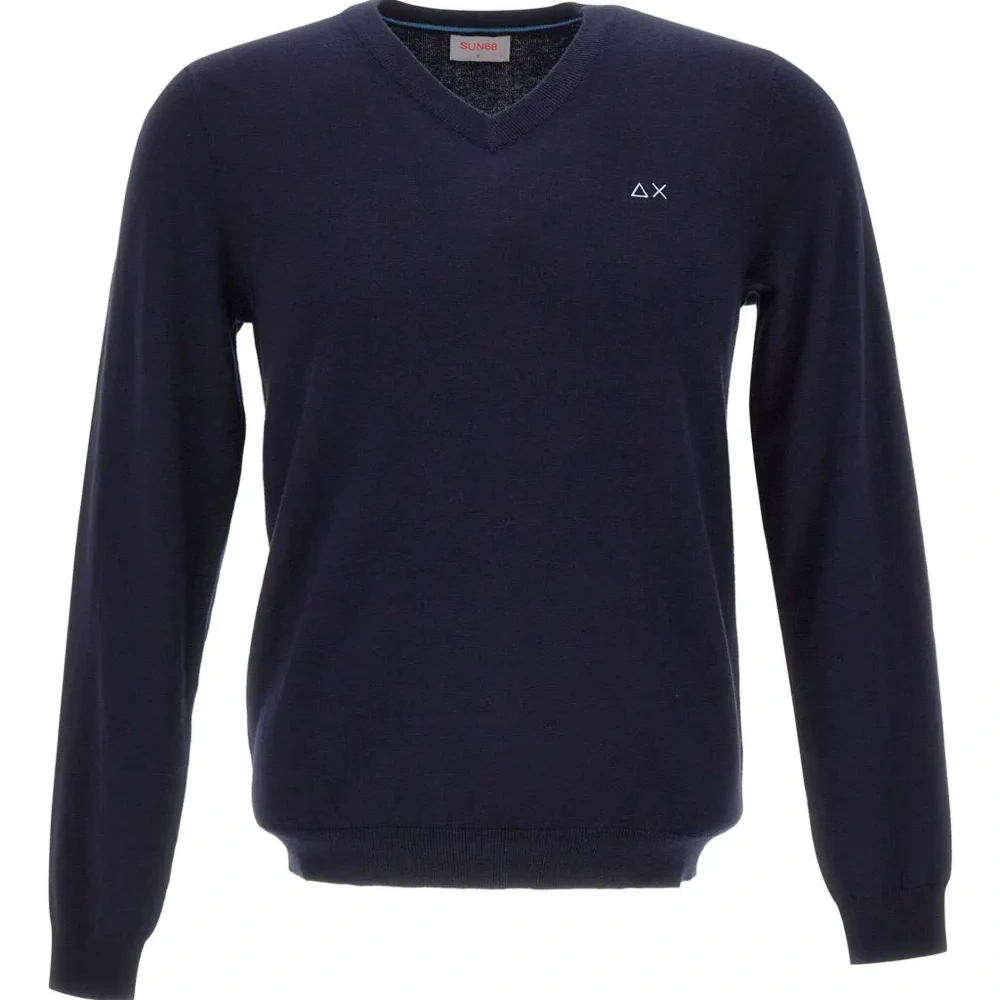 Свитер с вышитым логотипом и V-образным вырезом