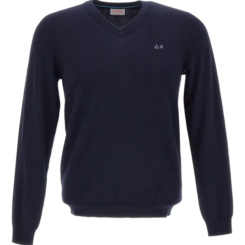 Свитер с вышитым логотипом и V-образным вырезом