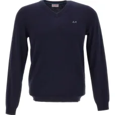 Свитер с вышитым логотипом и V-образным вырезом