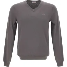 Свитер с V-образным вырезом и вышивкой