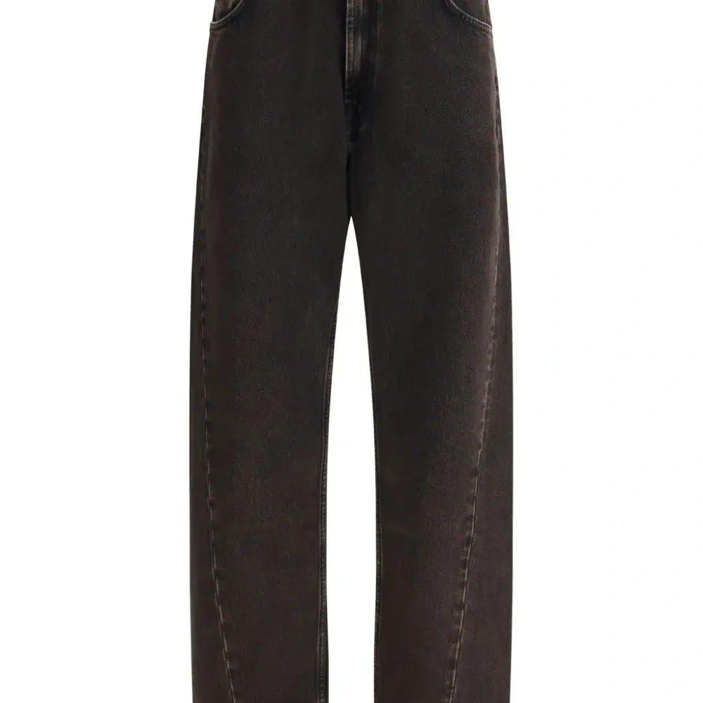 Джинсы в современном стиле с асимметричным кроем