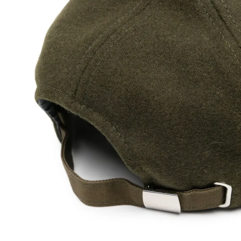 Бейсболка с нашивкой-логотипом