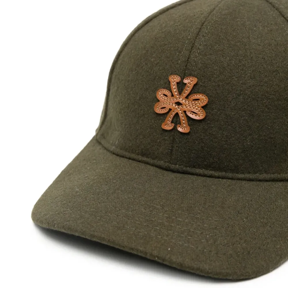 Бейсболка с нашивкой-логотипом