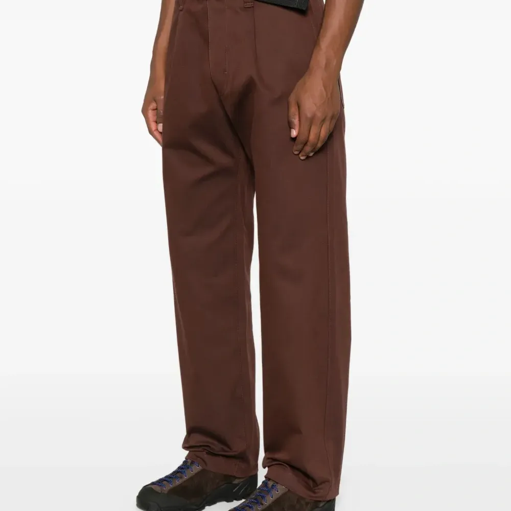 Брюки с защипами и поясом