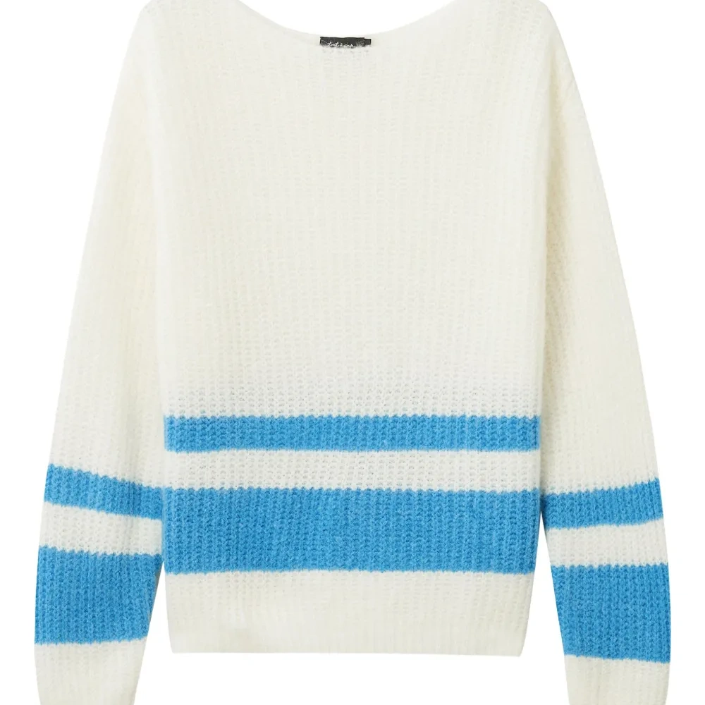 Свитер с вырезом-лодочкой