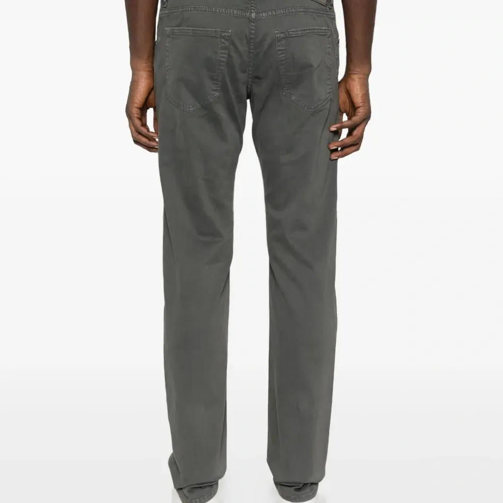 Брюки с вышитым логотипом