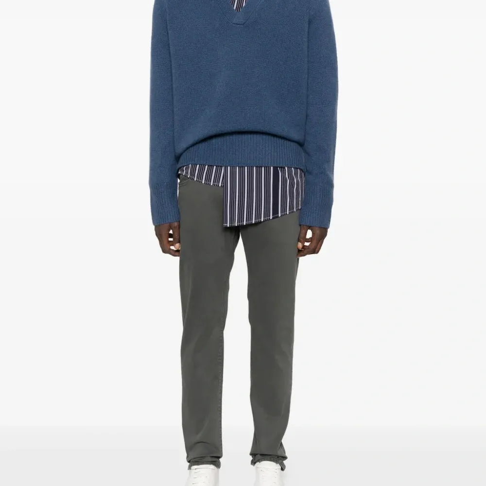 Брюки с вышитым логотипом