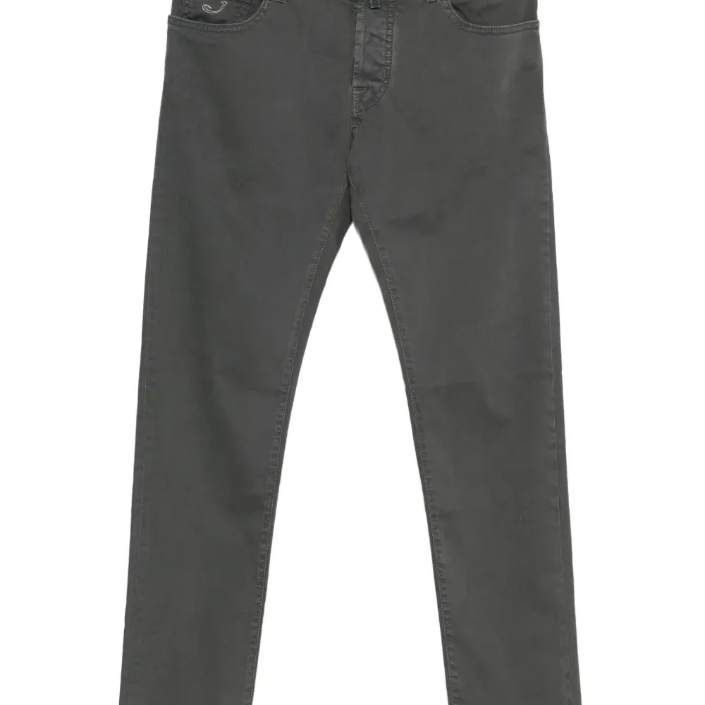 Брюки с вышитым логотипом