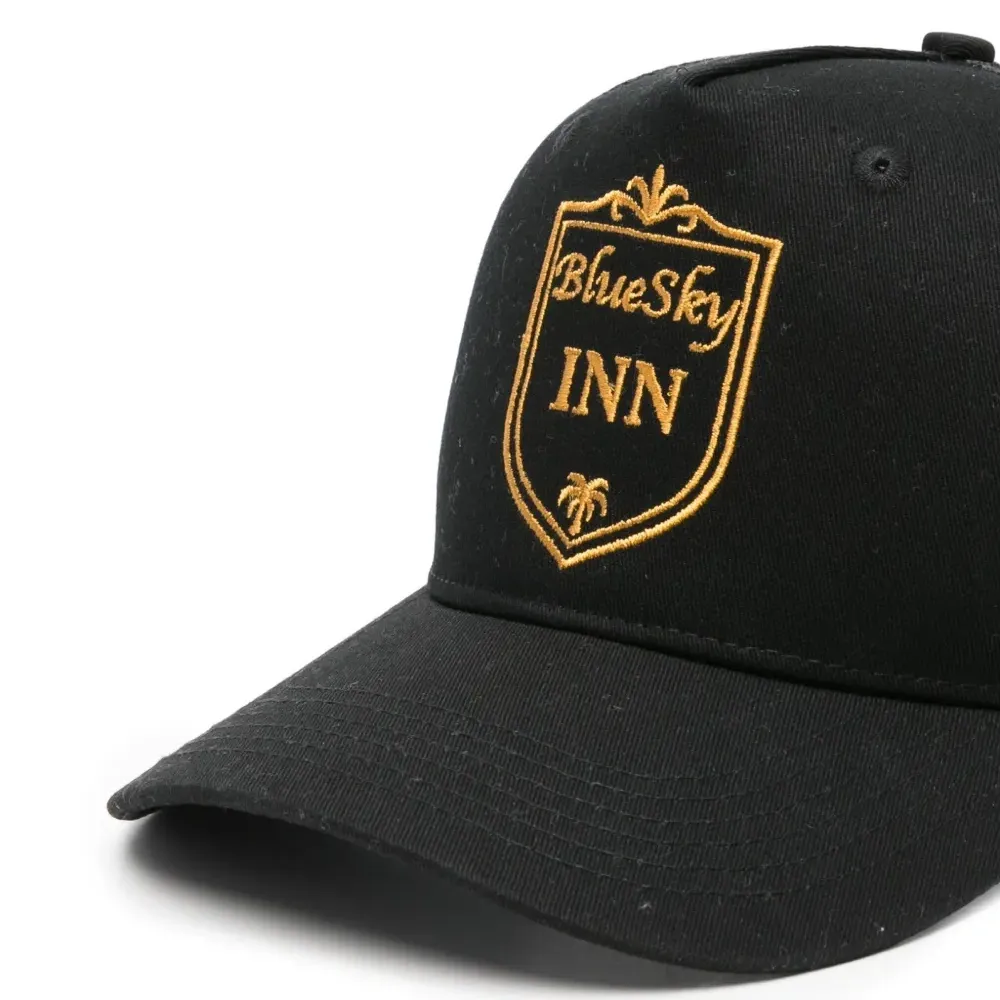 Бейсболка с вышитым логотипом и сетчатой вставкой