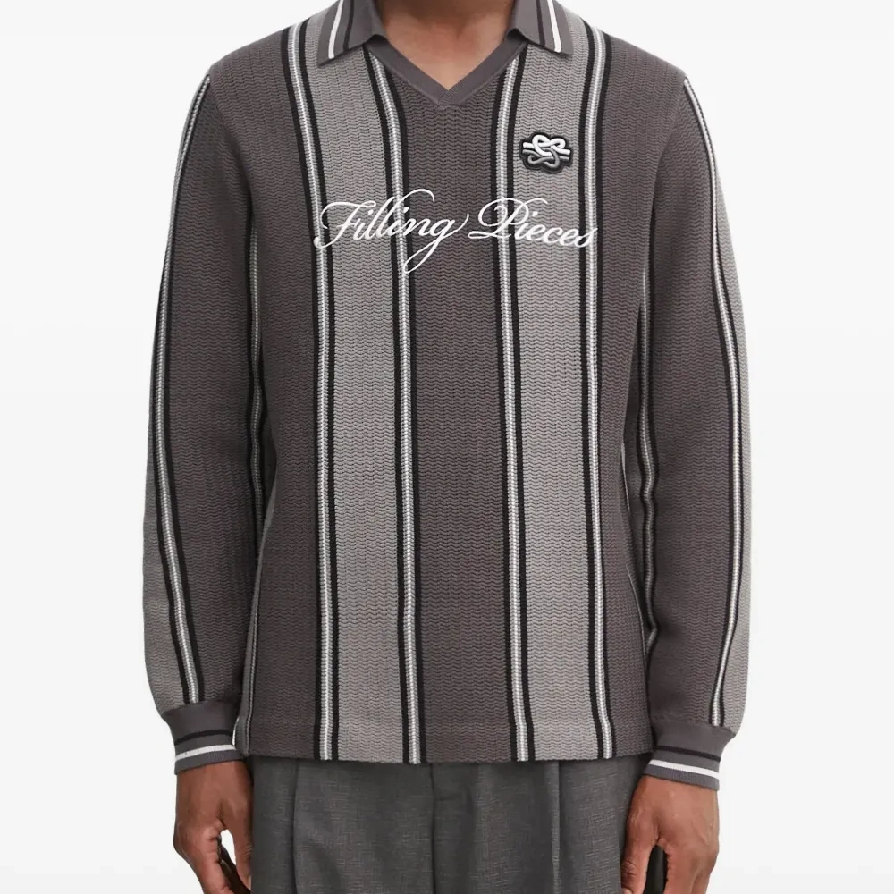 Свитер с V-образным вырезом и полосками