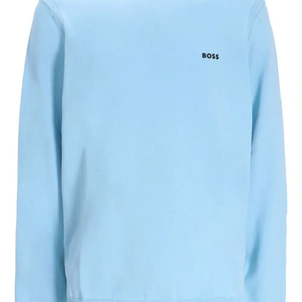 Свитер с вышитым логотипом