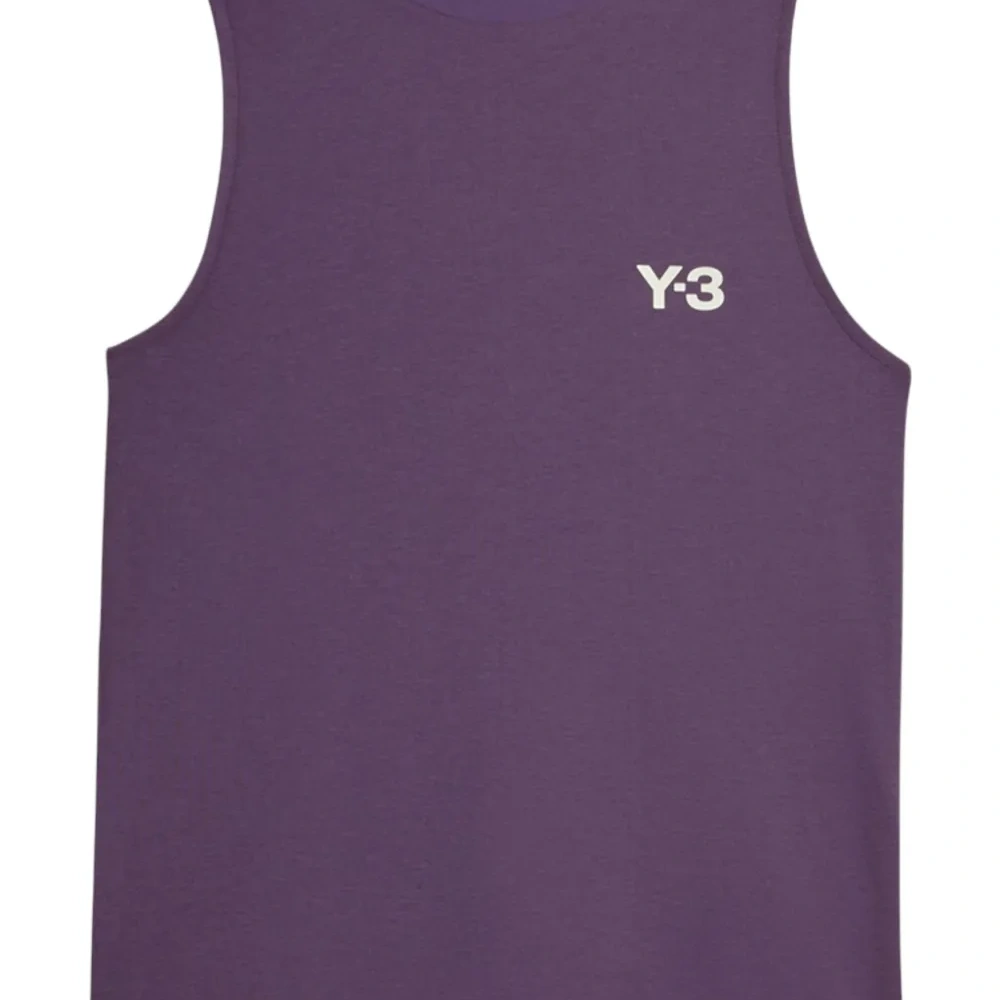 Спортивный топ с логотипом и вырезом