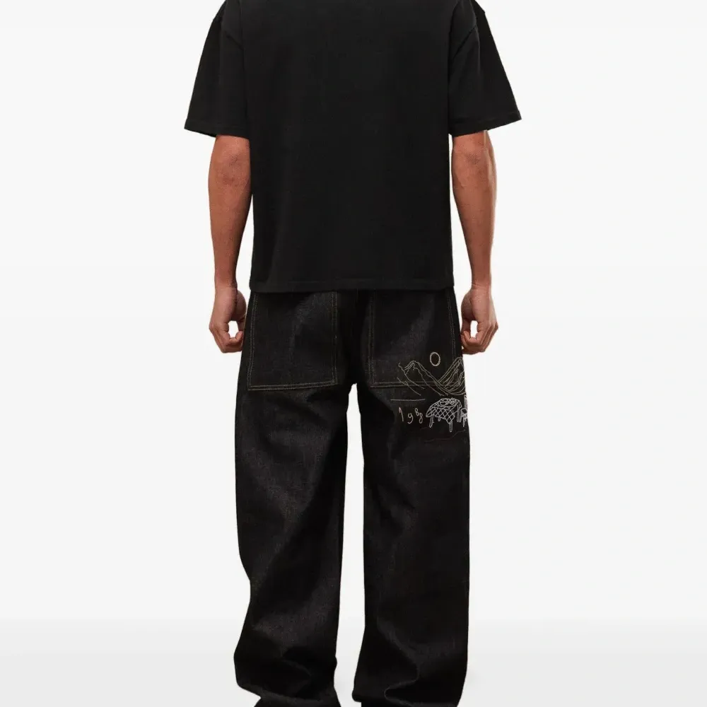 Футболка с вышитым логотипом