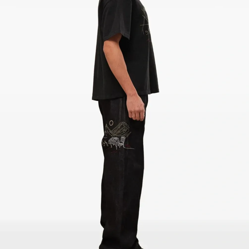 Футболка с вышитым логотипом