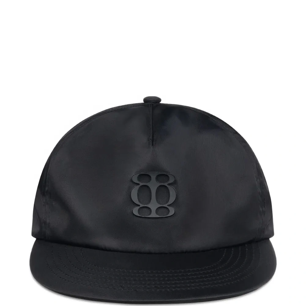 Бейсболка с нашивкой