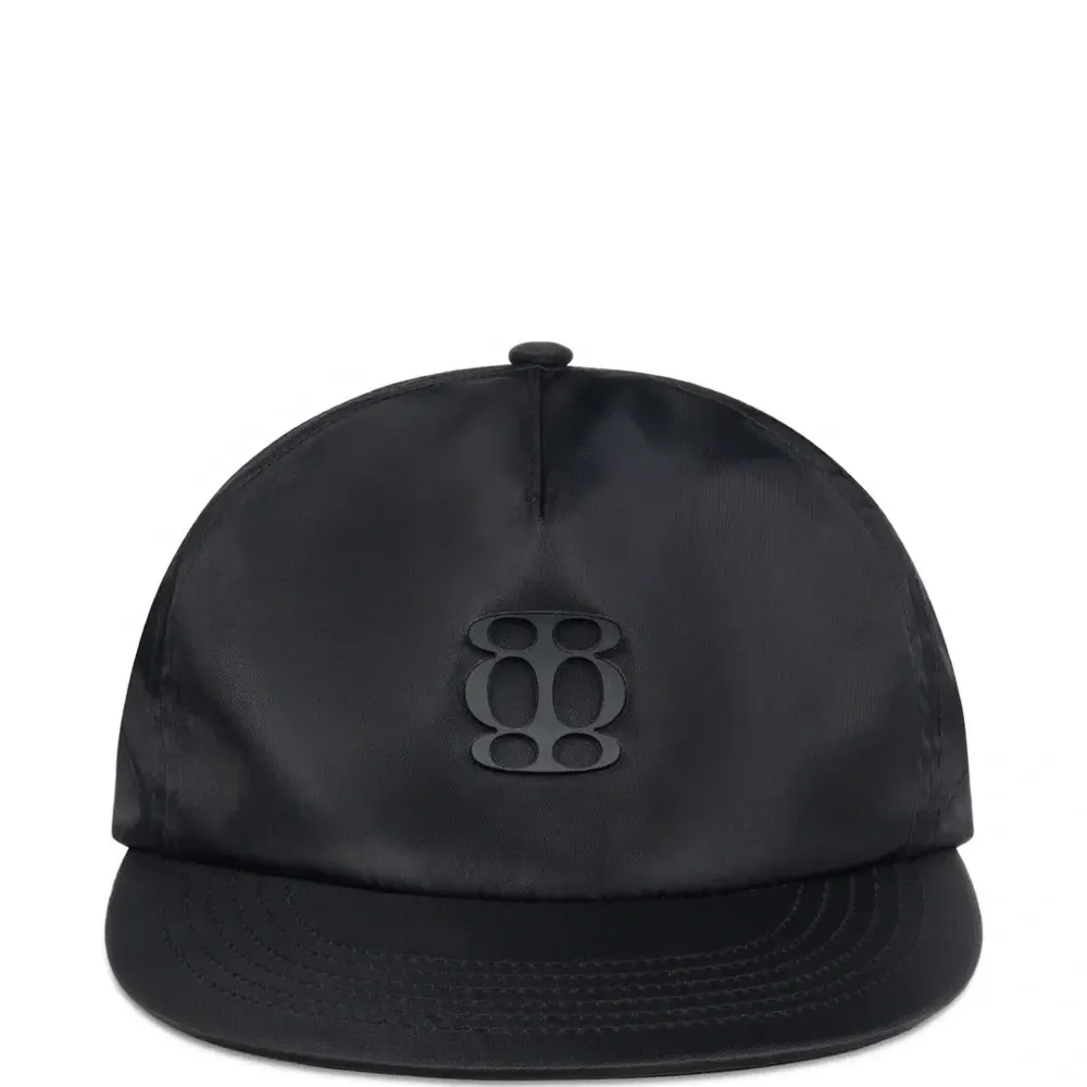 Бейсболка с нашивкой