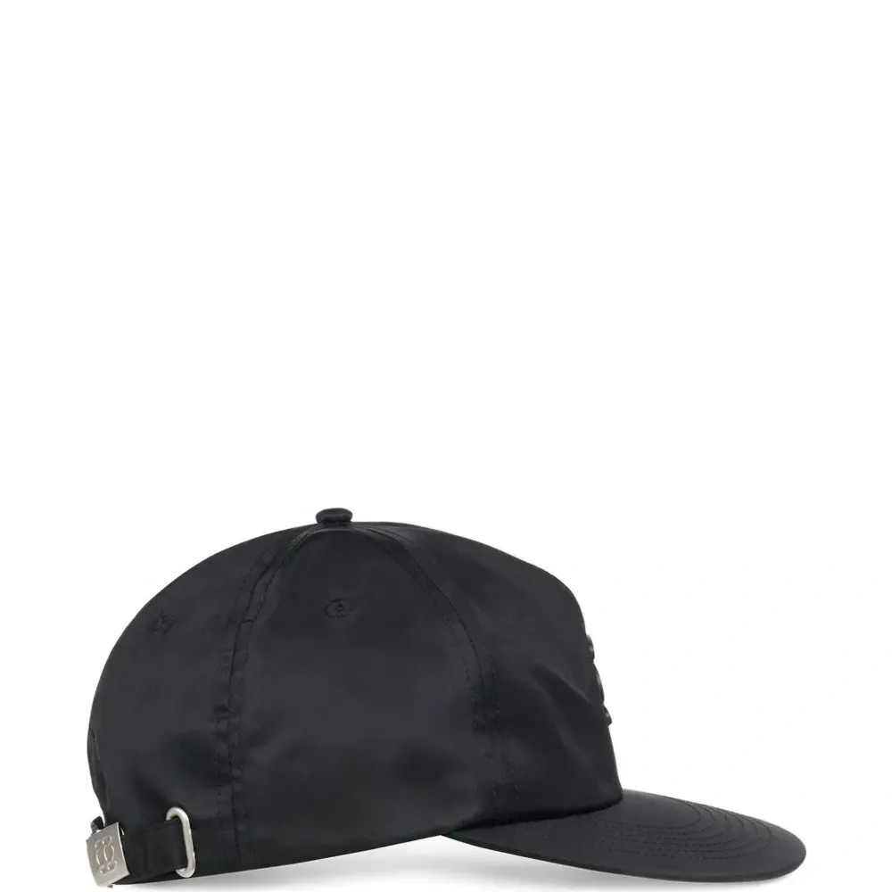 Бейсболка с нашивкой