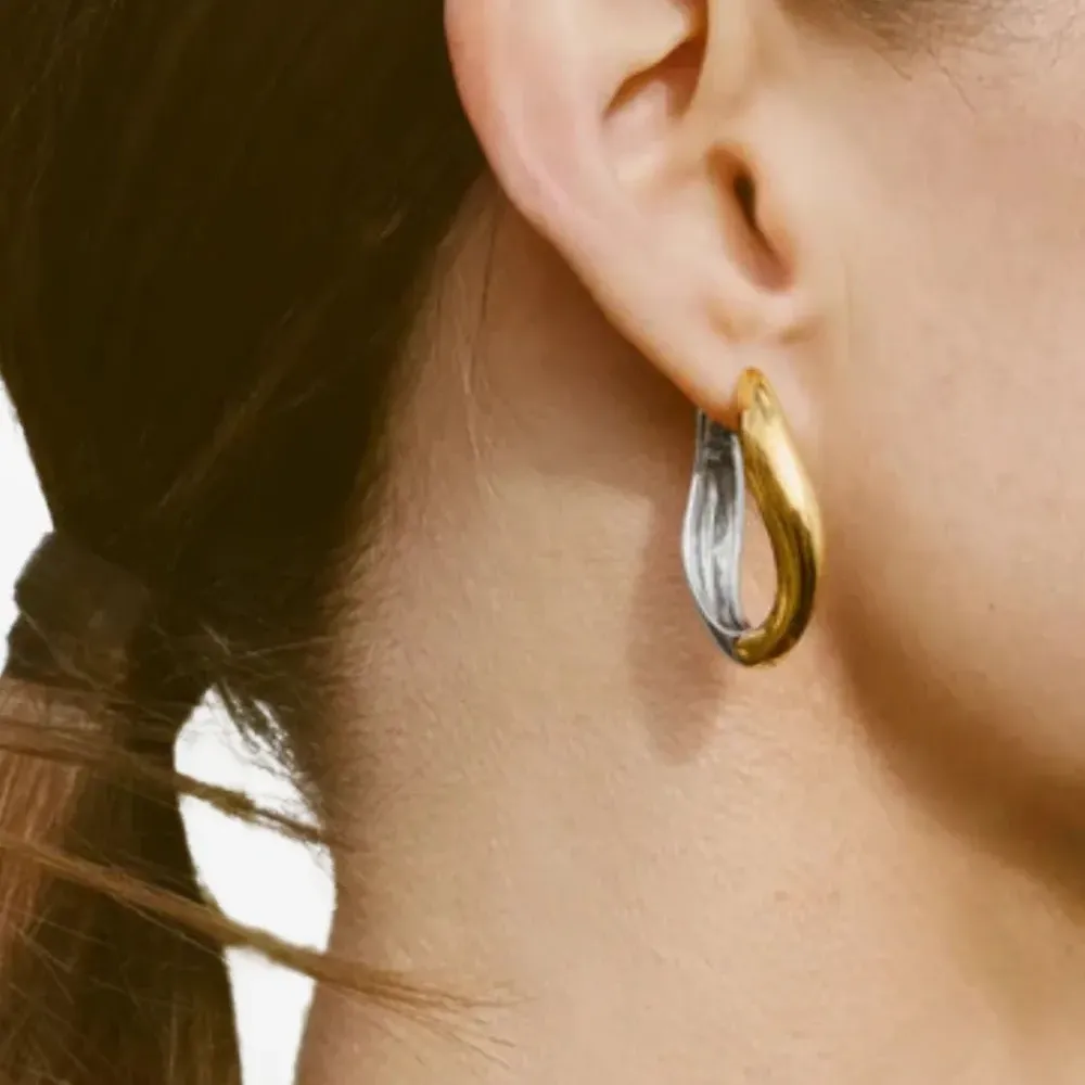 Серьги-кольца с двухцветным дизайном