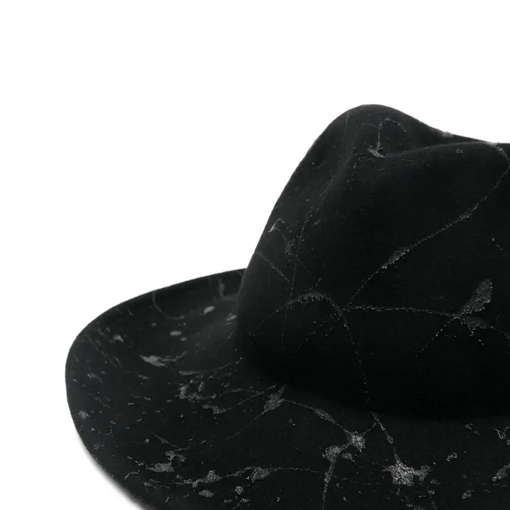 Федора с эффектом растрескавшейся краски