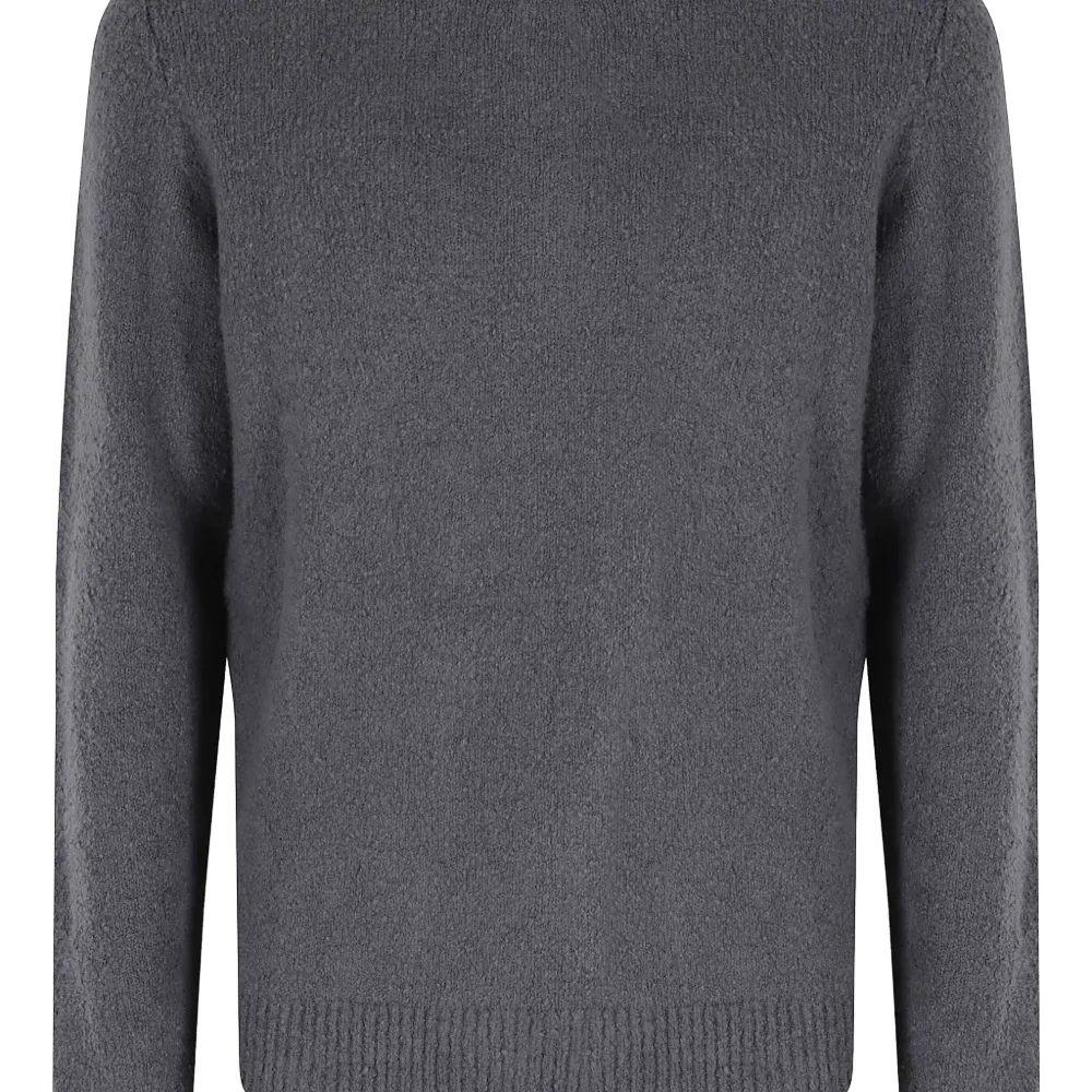 Свитер с круглым вырезом