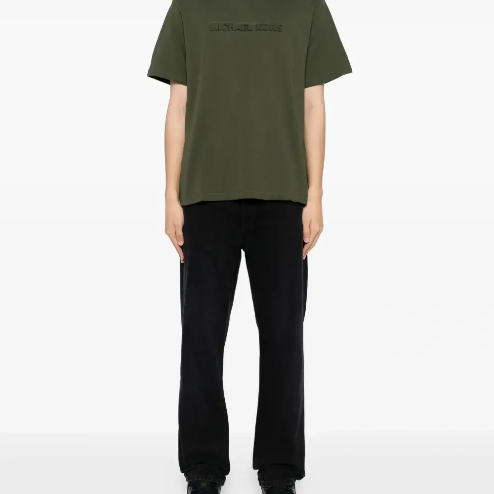 Футболка с тиснётым логотипом