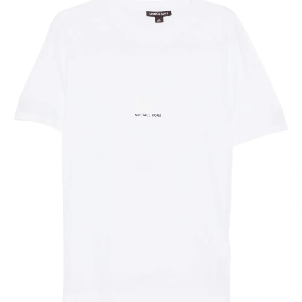 Футболка с тисненым логотипом