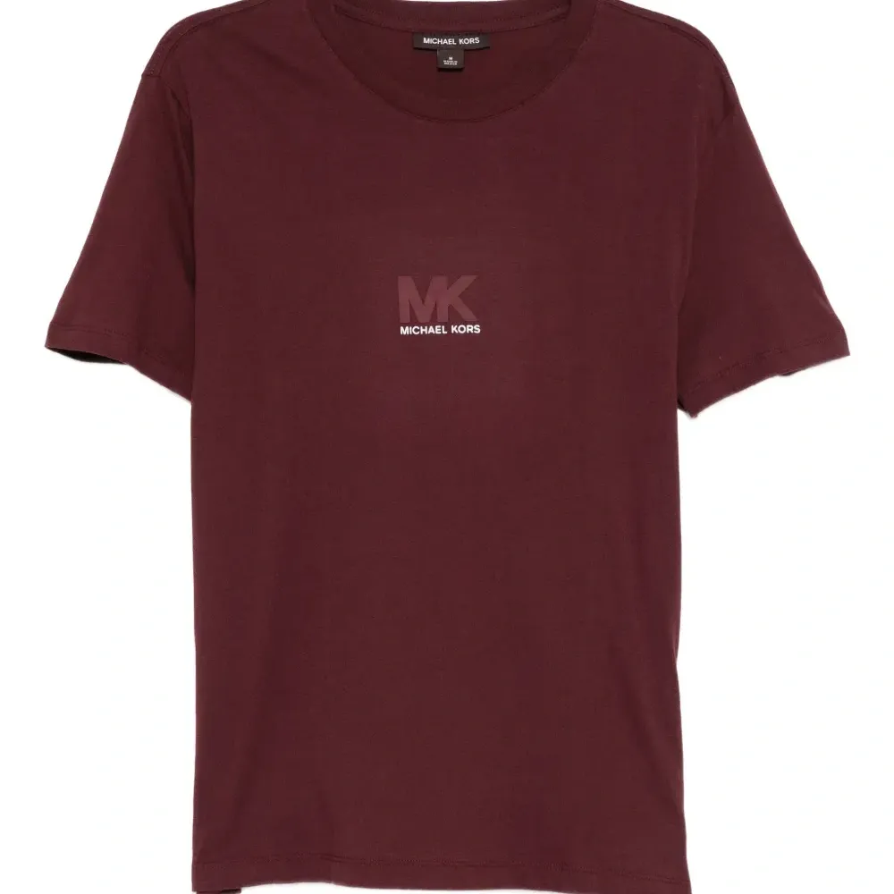 Футболка с тисненым логотипом