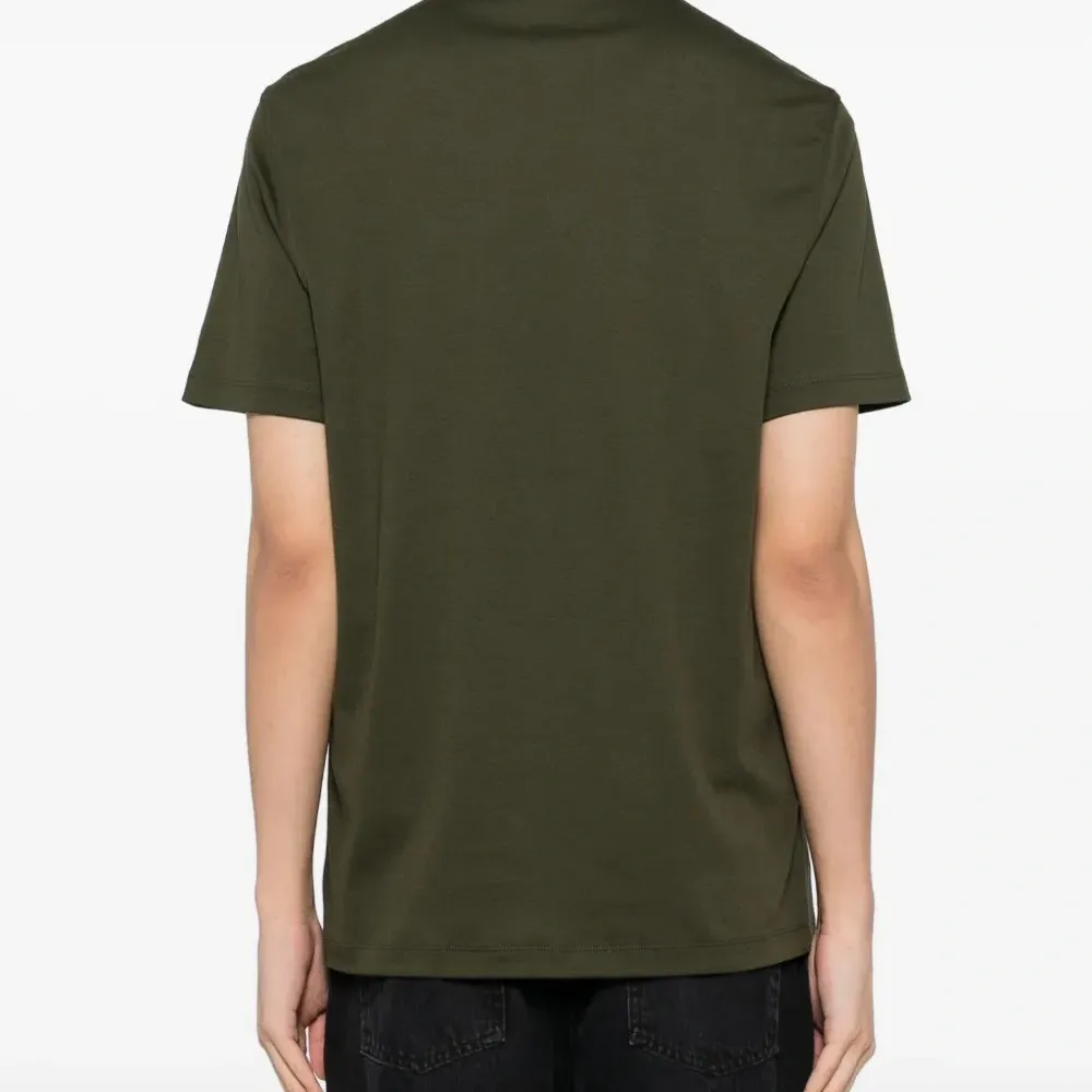 Футболка с вышитым логотипом