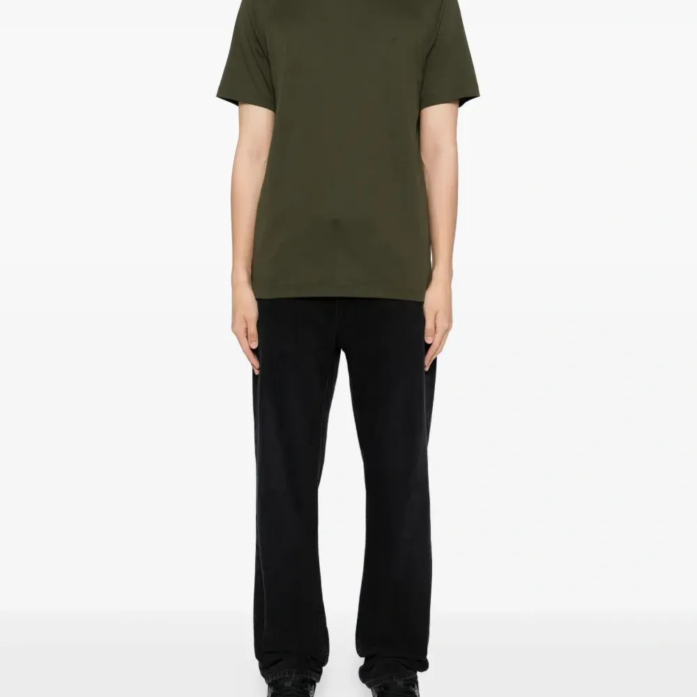 Футболка с вышитым логотипом