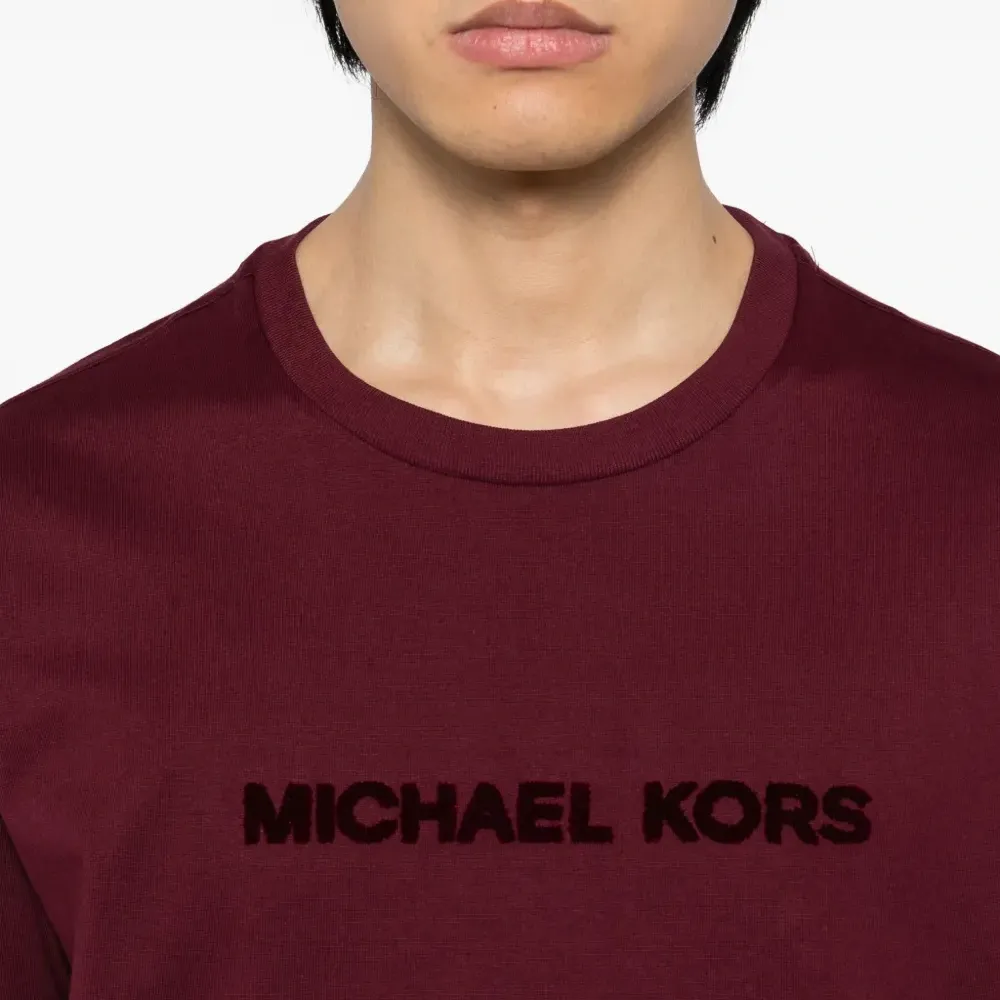 Футболка с тисненым логотипом