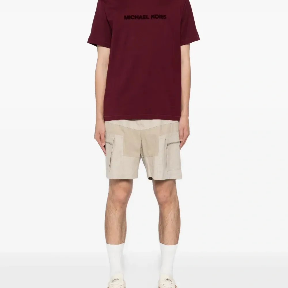 Футболка с тисненым логотипом