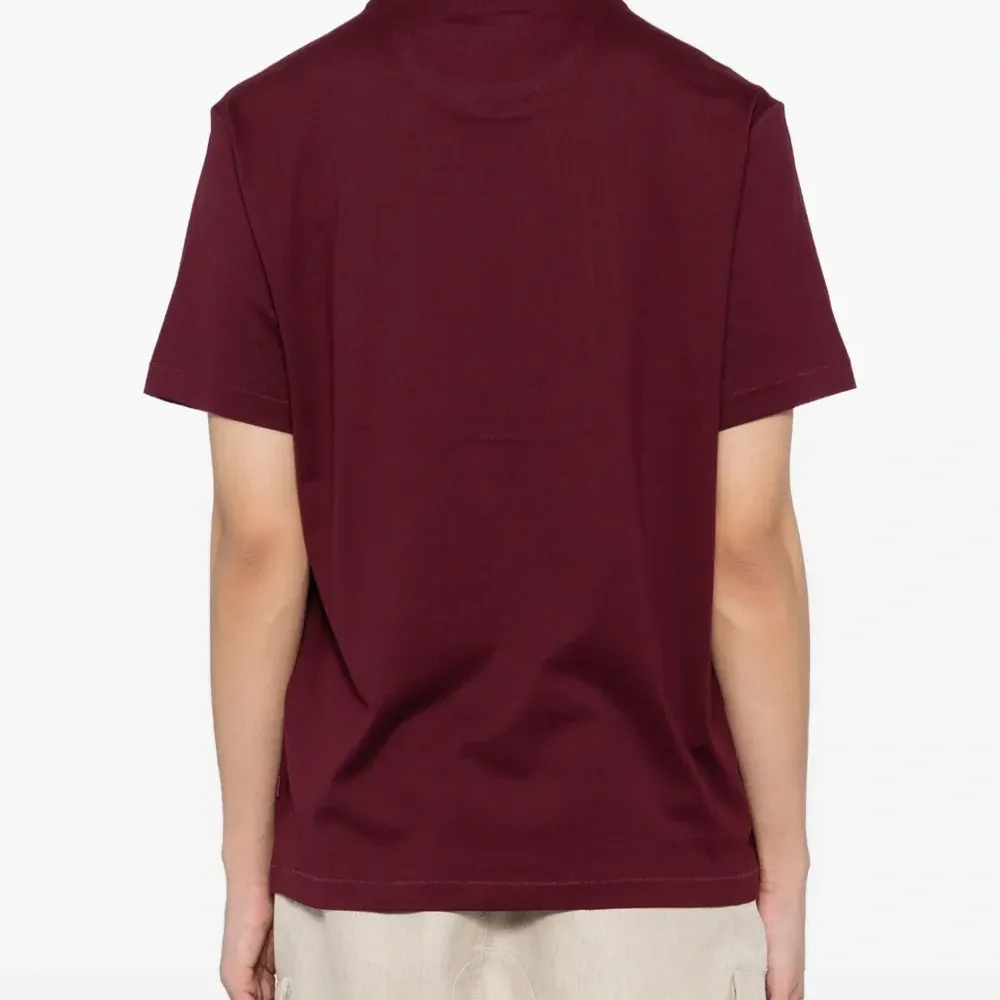 Футболка с тисненым логотипом