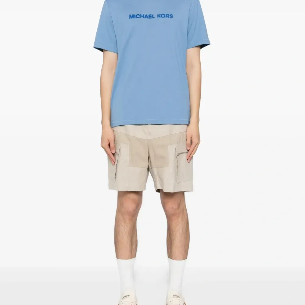 Футболка с тисненым логотипом